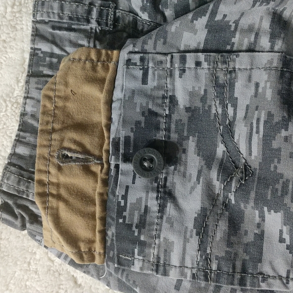 2/$15 Levi's Shorts Size 7 Digital Camo Great condition - Picture 7 of 7